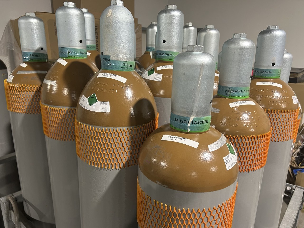 50-Liter-Ballongasflaschen (Tauschflaschen) im Lager von Egger Gase