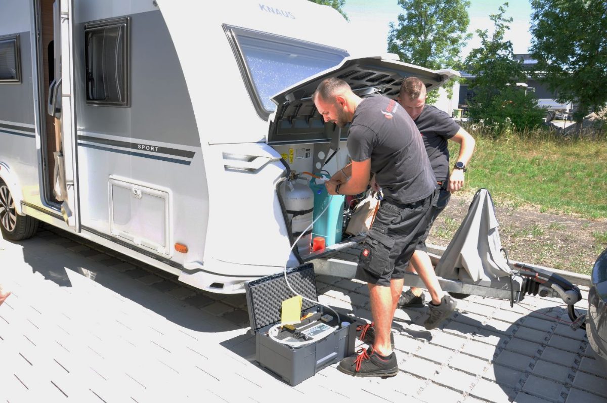 Gasprüfung an einem Wohnwagen
